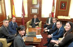 Los asistentes a la reunión en el Ayuntamiento de León.