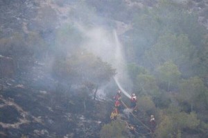 Labores de refresco del incendio.