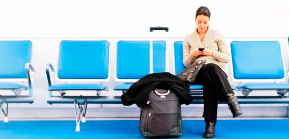 Cada vez más, los viajeros utilizan el móvil para hacer sus reservas. / Foto: www.alartec.com