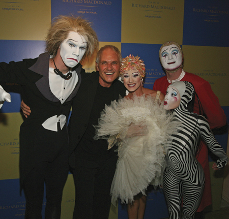 El artista con miembros del Cirque du Soleil. / Foto: www.richardmacdonald.com