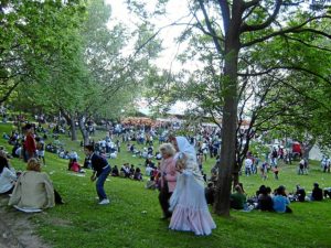 Los madrileños acuden a la pradera de San Isidro.