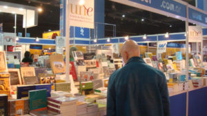 Stand de la UNE en la Feria del Libro de Buenos Aires.