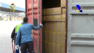 Las cajas de tabaco en el puerto catalán.