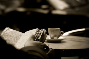 Un libro y un café-