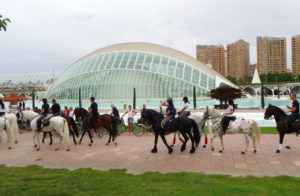 Desfile de los jinetes por Ciudad de las Artes y las Ciencias de Valencia.