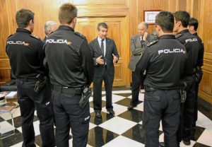 Cosió habla con los policías que han partido hacia Nigeria.