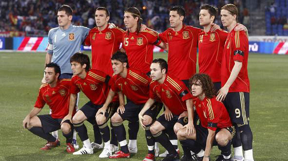 Equipo inicial de España en el partido disputado en Huelva ante Perú en mayo de 2008.