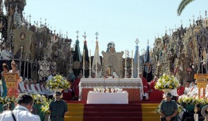 Altar mayor con los simpecados e insignias de las hermandades. / Foto: J. Norte