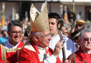 La misa estuvo oficiada por el obispo de Huelva, José Vilaplana, además del párroco de Almonte y los capellanes de las 114 filiales. / Foto: J. Norte.