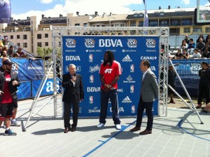 Kenneth Faried acudió a la inauguración del NBA 3X León.