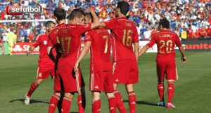 Los jugadores arropan a Villa tras el tanto. / Foto: Carmelo Rubio / www.sefutbol.com