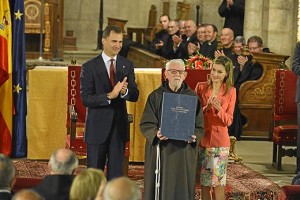 Los Príncipes de Asturias junto al premiado historiador capuchino Tarsicio de Azcona.