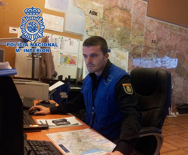 Policia Nacional realizando misiones en internet