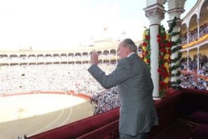 Don Juan Carlos saluda desde el palco.