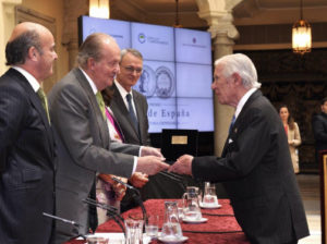 El Rey felicita a Enrique Sendagorta, presidente de Sener, por el Premio Reino de España.