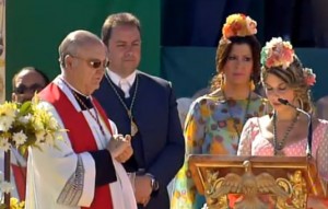 Rocío Martínez, hija del hermano mayor de la Matriz, leyó la primera lectura. / Foto: Canal Sur.