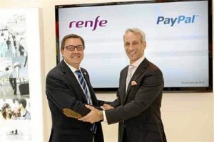 El presidente de Renfe junto al director de Paypal estrechan la mano formalizando su acuerdo