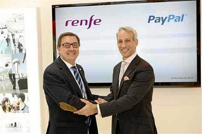 El presidente de Renfe junto al director de Paypal estrechan la mano formalizando su acuerdo