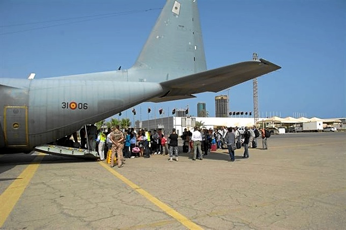 Ministerio de defensa trasladando a ciudadanos en una foto de archivo