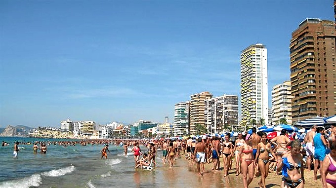 Playa abarrotada de turistas