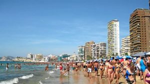 Playa española repleta de bañistas