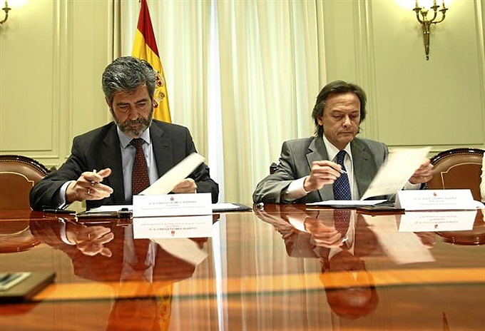 Carlos Lemes y Jesús Lizcano firman el convenio.
