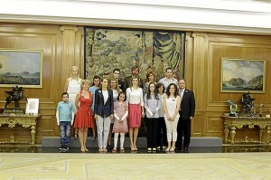 La Reina junto a miembros de ambas fundaciones.