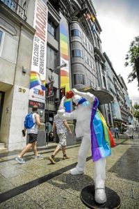 Reparto de banderas en la capital española.