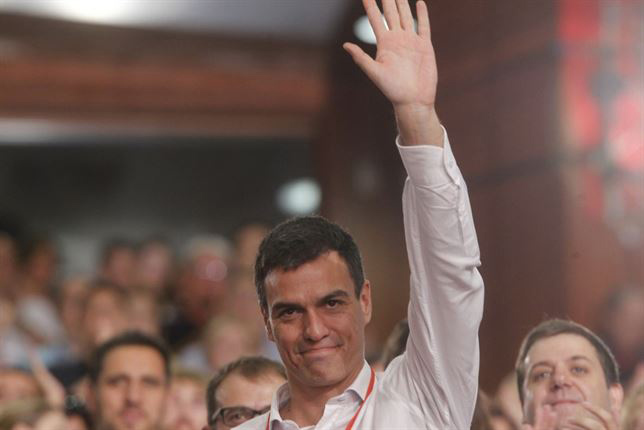 Sánchez saluda tras ser proclamado secretario general del PSOE. / Foto: PSOE