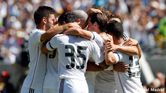 Los jugadores abrazan a Bale tras el tanto. / Foto: Real Madrid.