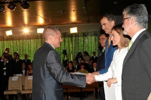 Los Reyes entregan el diploma a uno de los becados. / Foto: Casa Real