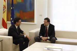 Pedro Sánchez y Mariano Rajoy charlan animadamente. / Foto: Europa Press