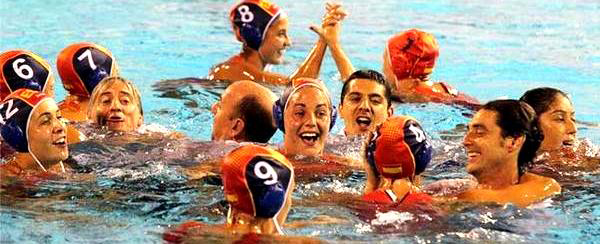Jugadoras en el agua celebrando el primer oro de la historia del waterpolo español. / Foto: www.rfen.es