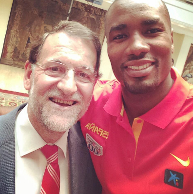 El jugador Serge Ibaka ha puesto la nota de color a la recepción haciéndose un selfie con Rajoy.
