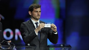 Iker saca el nombre del Barcelona FC en el sorteo. / Foto: es.uefa.com