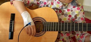 Chico tocando la guitarra