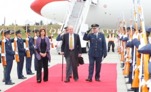 Don Juan Carlos a su llegada al aeropuerto militar de Catam de Bogotá.