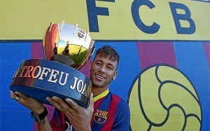 Trofeo Gamper sujetado por Neymar