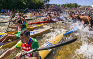 Centenares de personas se han subido a la piragua para realizar la bajada. / Foto: www.turismoasturias.es