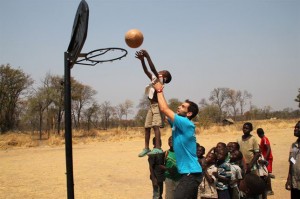 Calderón juega con los pequeños al baloncesto. / Foto: Unicef