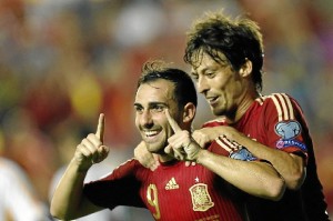 Paco Alcácer celebra su gol con David Silva