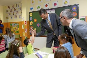 El Rey saluda cariñosamente a uno de los niños. / Foto: Casa Real.