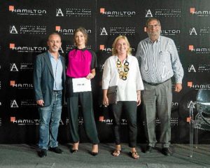 Los actores Javier Gutiérrez y Úrsula Corberó, la notaria Eva Sanz del Real, y el presidente de la Academia, Enrique González Macho. / Foto: www.academiadecine.com