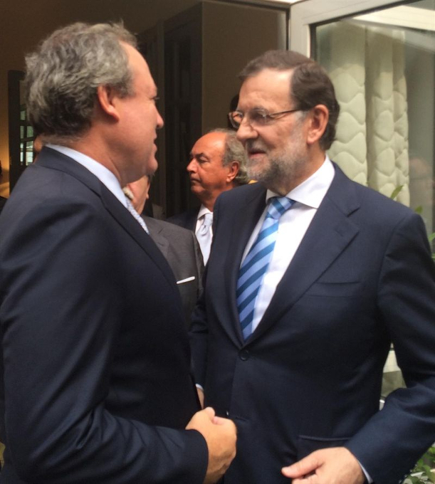 Jesús Terciado trasladando a Rajoy el contenido de la reunión en China