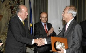 Don Juan Carlos hace entrega del Premio de Economía Rey Juan Carlos a Agustín Maravall. / Foto: Casa Real / Borja Fotógrafos.