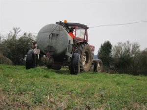 Un agricultor prepara el terreno con su tractor