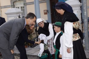 Los Reyes fueron recibidos a su llegada a Boal por unos vecinos ataviados con sus trajes regionales. / Foto: Casa Real / Borja Fotógrafos.