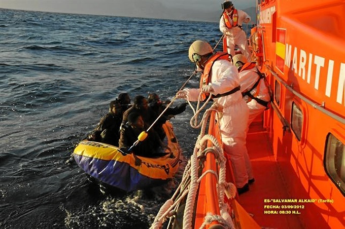 Salvamento Marítimo auxiliando a varias personas.