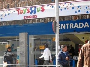 Fachada de un establecimiento de Toys'R'Us. / Foto: Europa Press.