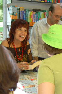 La periodista Rosa Montero en una feria del libro.